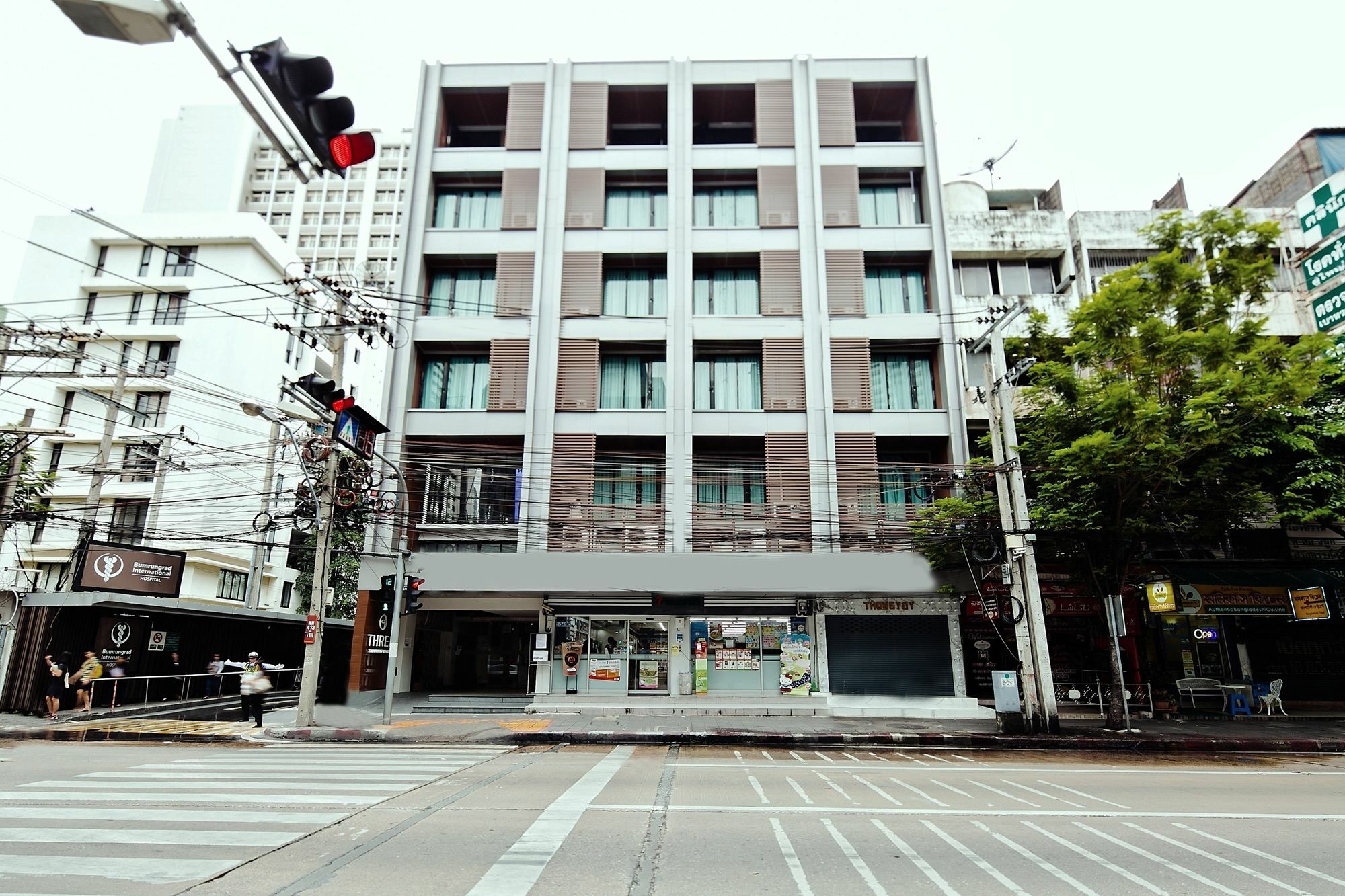 Three Sukhumvit Hotel - Sha Plus Certified Bangkok Exterior foto